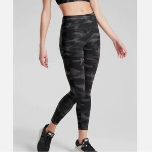 ATHLETA Ultimate Camo 7/8 Tight size medium